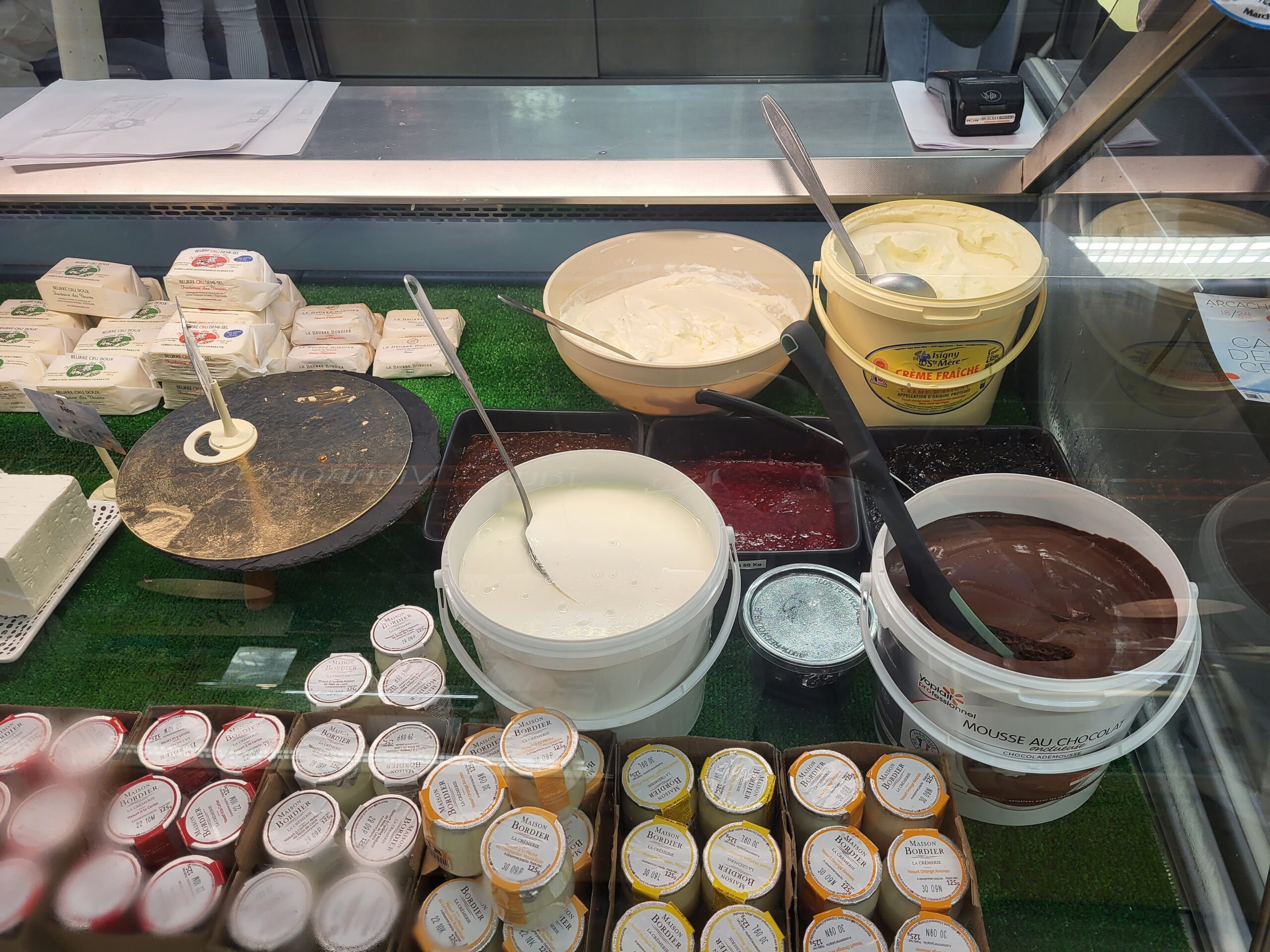 gros-plan-lait-bio-au-fromage-gourmet chez crémerie negrin